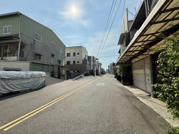 新北區建地郡安路旁
